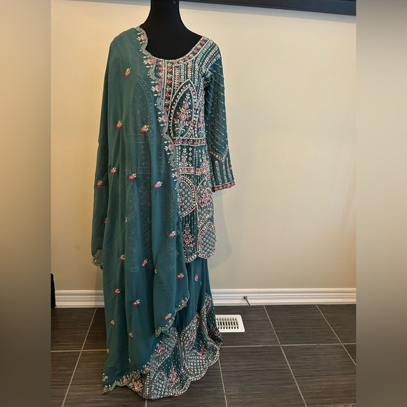 🌿 Teal Green Embellished Lehenga Set - Picture 3 of 14